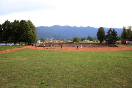 OBNOVA NOGOMETNEGA IGRIŠČA IN TEKAŠKE STEZE PRI OŠ CERKNICA 09 FOTO LJUBO VUKELIČ